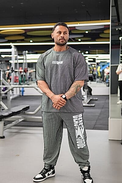 Oversize Şalvar Kesim Çizgili Gym Takım – Rahat ve Tarz Spor Giyim